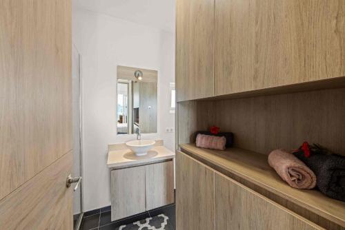 a bathroom with a sink and a mirror at Apartement Punta Azul 6B, Punta Azul Ocean Resort, Westpunt in Westpunt