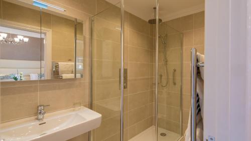 Bilik mandi di The Belmont Hotel - Adults Only