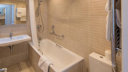 Bilik mandi di The Belmont Hotel - Adults Only
