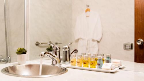 um lavatório de casa de banho com garrafas de sumo de laranja em Hotel Península Valdés em Puerto Madryn
