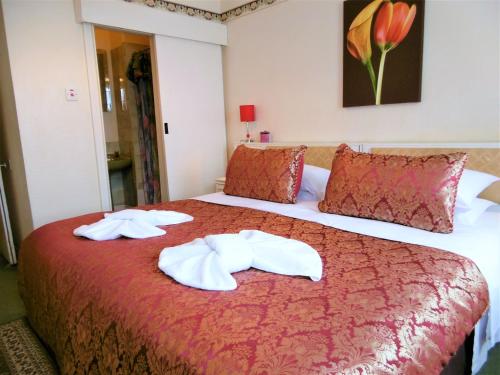 Tempat tidur dalam kamar di The Ellesmere Hotel Eastbourne