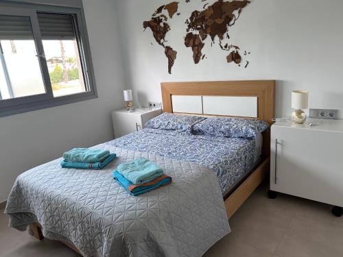 a bedroom with a bed with two towels on it at Nuestro Sueño in Orihuela Costa