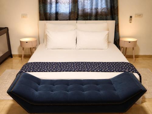 a bedroom with a large bed with a blue couch at בית ההר - וילה למשפחות עם בריכה פרטית in Rama