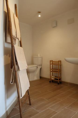 a bathroom with a toilet and a towel rack at CocoHills in Monte Pego