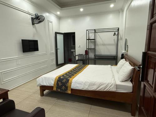 a bedroom with a bed and a television in it at Khách sạn CƯỜNG THÀNH in Thái Nguyên