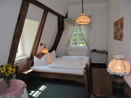 A bed or beds in a room at Fledermausschloss