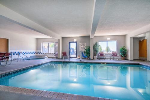 Bazén v ubytování AmericInn by Wyndham Rochester nebo v jeho okolí
