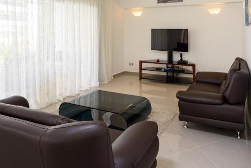 Aligio Apart-hotel & Spa - Las Terrenasにあるテレビまたはエンターテインメントセンター