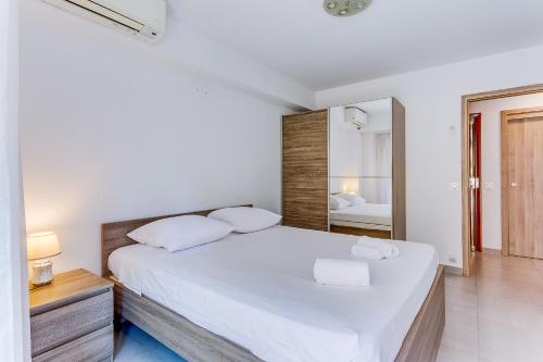 SUEDE 2 AP4208 By Riviera Holiday Homes