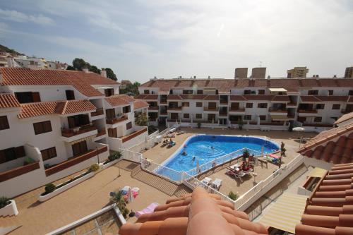 una vista aérea de una piscina en un edificio en Apartment Cardon Los Cristianos, en Los Cristianos