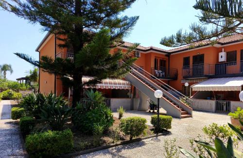 an apartment building with a staircase in the courtyard at Armonia del Mare in Mascali