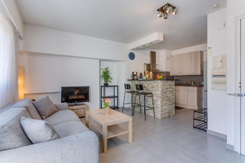 SUEDE 4 AP4210 By Riviera Holiday Homes