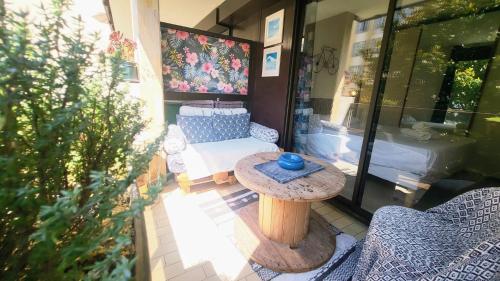 WeHost – Balcon Fleuri, Centre-ville & Carré d'Or / 3-4 pers.