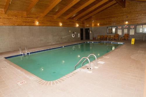 a large swimming pool in a large building at HomeTown Inn and Suites Belle Plaine in Belle Plaine