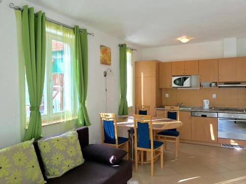 Kuchyňa alebo kuchynka v ubytovaní Apart Riviera Lipno J4-12