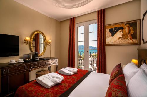 Deluxe Double Room with Side Sea View