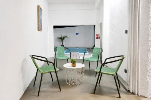 a group of chairs and a table in a room at Superbe Villa 6 personnes avec piscine - Le Sega in Pointe aux Sable