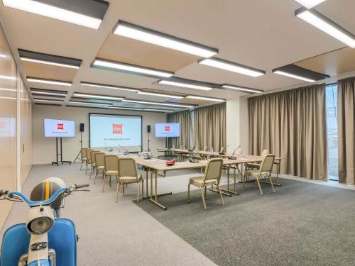 a conference room with a long table and chairs at ibis Timisoara City Center in Timişoara