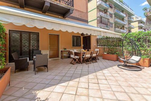 Ground Floor Patio near Vatican, 2 Bed 2 Bath