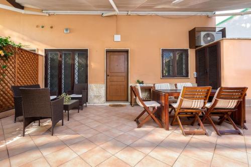 Ground Floor Patio near Vatican, 2 Bed 2 Bath