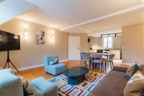 Grand appartement design sous les toits, Paris 16e