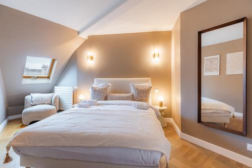 Grand appartement design sous les toits, Paris 16e