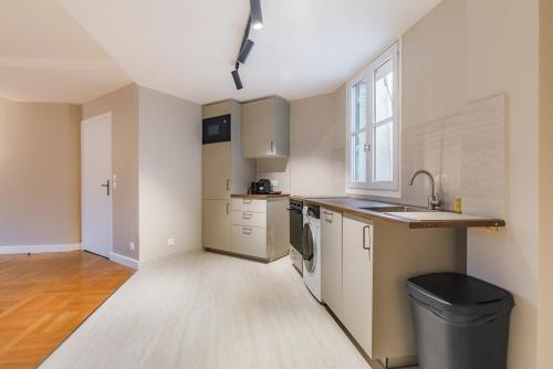 Grand appartement design sous les toits, Paris 16e