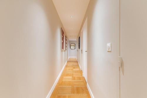 Grand appartement design sous les toits, Paris 16e