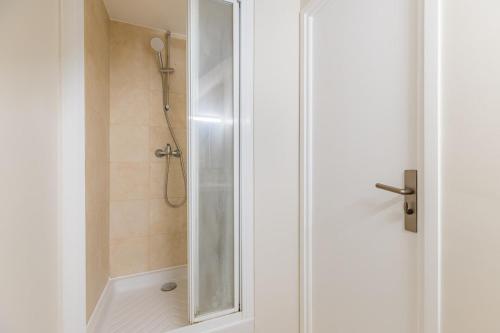 Grand appartement design sous les toits, Paris 16e