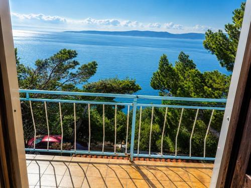 a balcony with a view of the water at Rooms Jakirusa in Brela