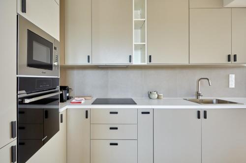 Spacious 3 Bedroom Apartment - Luxe Trocadero