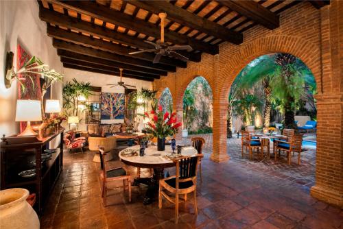 a living room with a table and chairs at Casas del XVI in Santo Domingo