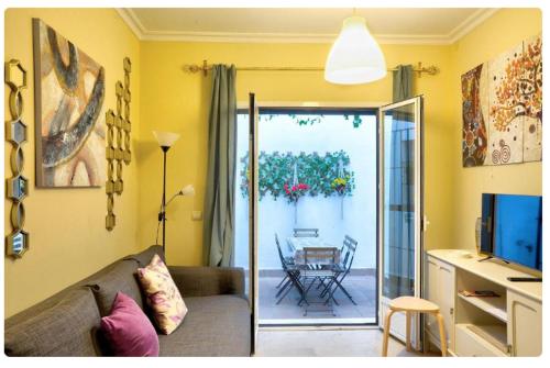 Antolinez Oasis - Central Apartment with Private Patio