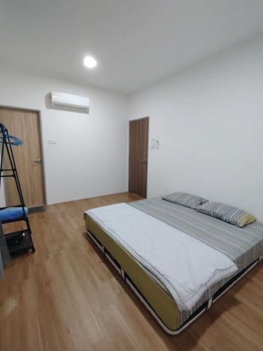 a bedroom with a bed in a room at Hann's Avenue Suites - Heart of Sibu - Free Parking in Sibu