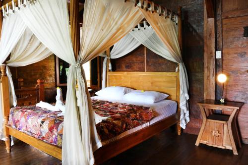 מיטה או מיטות בחדר ב-Lovina Beachhouse Villas