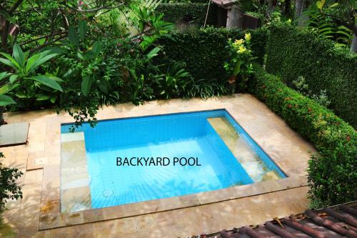 a swimming pool with the words back yard pool at Lovina Beachhouse Villas in Lovina