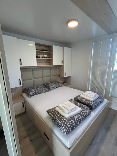 Black Pearl - Floating house