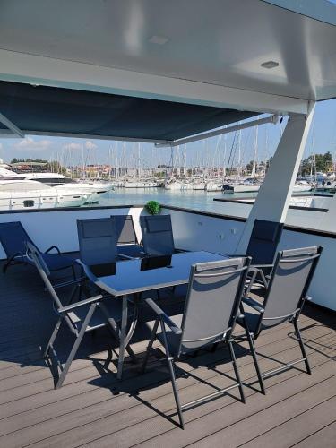 Black Pearl - Floating house