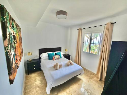 Small Oasis - Sea View - Pool Access - Close to Beach - Three Bedroom Apartment - Sleeps 8