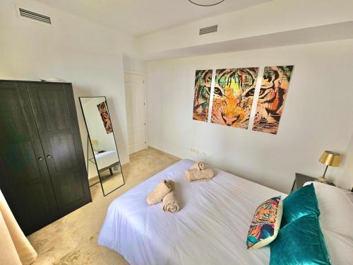 Small Oasis - Sea View - Pool Access - Close to Beach - Three Bedroom Apartment - Sleeps 8