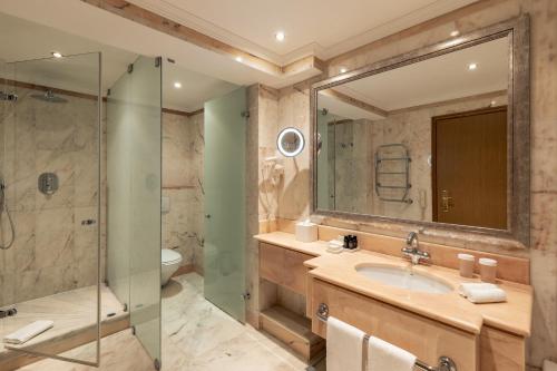a bathroom with a sink and a shower at Ria Park Hotel & Spa in Vale do Lobo