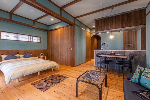 Smith Oasis Waterfall Retreat - Private Villa for 17 Guests