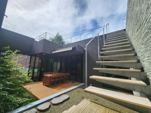 Smith Oasis Waterfall Retreat - Private Villa for 17 Guests