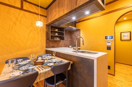 Smith Oasis Waterfall Retreat - Private Villa for 17 Guests