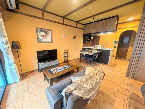 Smith Oasis Waterfall Retreat - Private Villa for 17 Guests