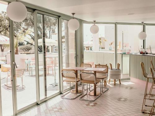 a dining room with a table and chairs at ibis Styles Pont du Gard Route d'Avignon in Estézargues