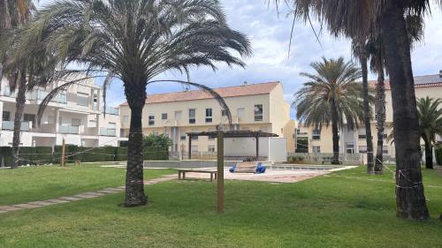 Bajo con patio y piscina en DENIA