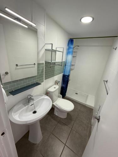 ESTUPENDO APARTAMENTO CÉNTRICO EN PRIMERA LINEA DE PLAYA CON VISTAS AL CASTILLO Y AIRE ACONDICiONADO