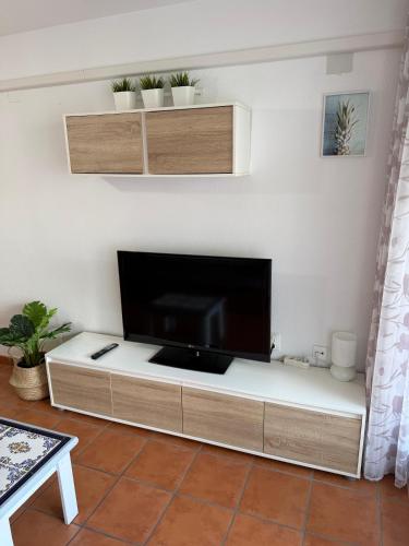 ESTUPENDO APARTAMENTO CÉNTRICO EN PRIMERA LINEA DE PLAYA CON VISTAS AL CASTILLO Y AIRE ACONDICiONADO