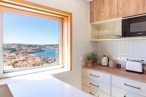 3BR w River views by Metro by LovelyStay
